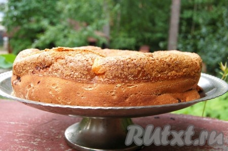 Дать пирогу немного остыть прямо в форме, затем вынуть его и переложить на блюдо, где он полностью остынет.