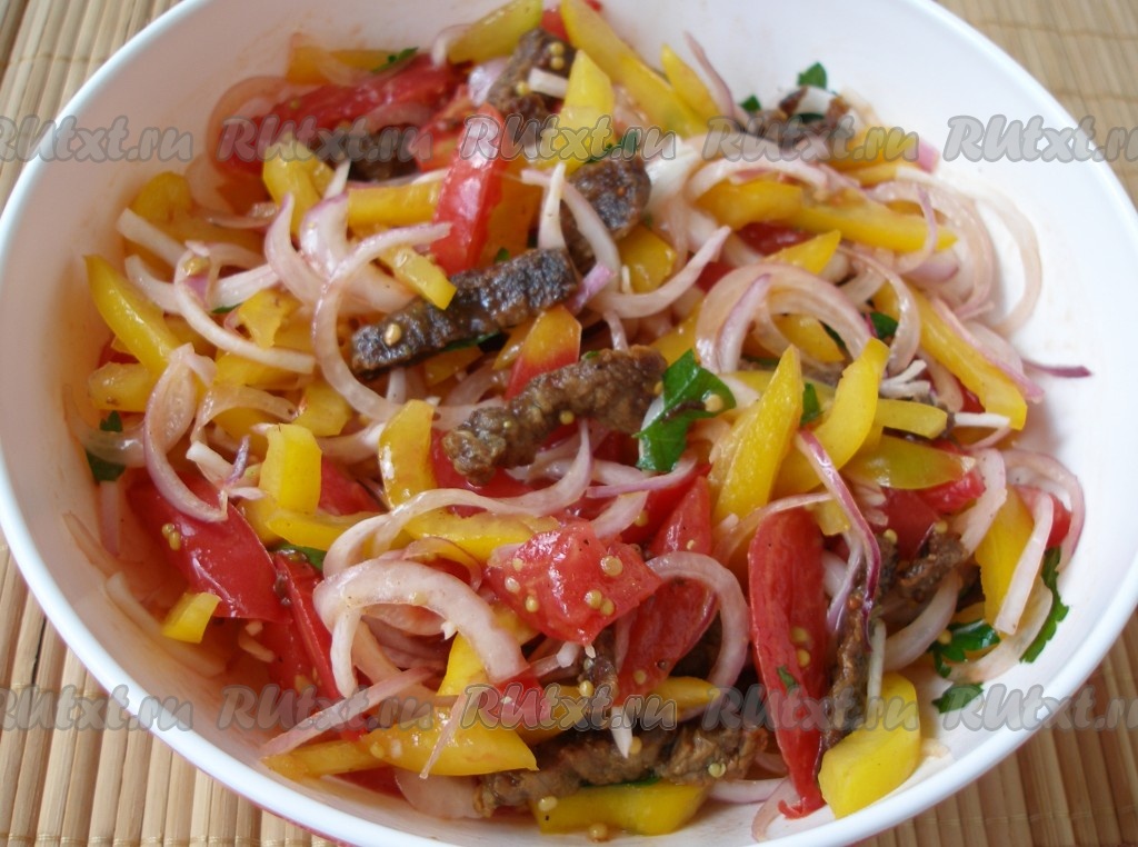 Салат с маринованной говядиной и помидорами