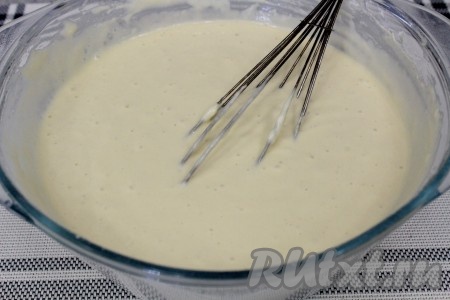Соединить яйца с сахаром в глубокой миске, взбить немного венчиком. Добавить в миску кефир, соль, муку, разрыхлитель, соду и, по желанию, ваниль, перемешать венчиком. Тесто для панкейков по консистенции будет напоминать тесто для жидких оладий.