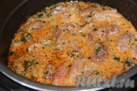 По истечении времени выключить огонь под сковородой с нашим кефирным соусом. В горячий соус выложить подготовленные кусочки свинины. Оставить мясо мариноваться в соусе на 1 час.
