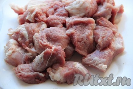 Свинину нарезать на средние кусочки. Каждый кусок мяса отбить, посолить и поперчить по вкусу.