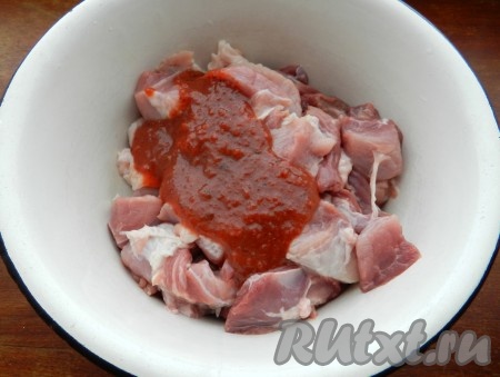 Свинину помыть, обсушить, нарезать на небольшие кусочки. Добавить к мясу кетчуп, подсолить по вкусу.