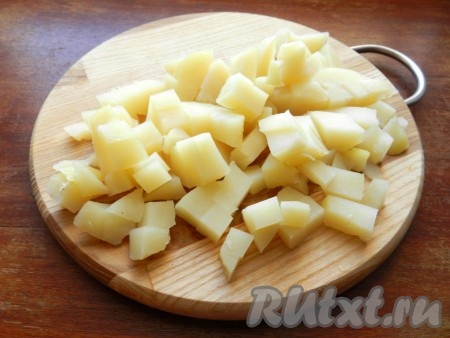 Картофель остудить, очистить и нарезать кубиками. 