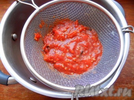 Протереть томатную массу через сито.
