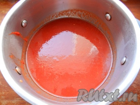 Процеженный домашний томатный кетчуп снова поставить на огонь, довести до кипения, влить уксус. Горячим разлить по стерилизованным банкам и закрутить крышками. Если вы готовите соус не для длительного хранения, уксус можно не добавлять.
