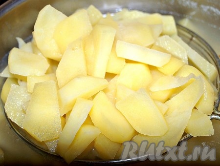Отваренную картошку вытащить с помощью шумовки.