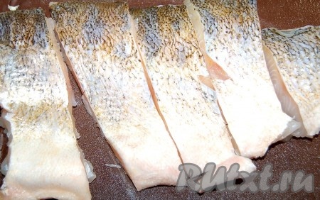 Филе белой рыбы нарезать на кусочки.