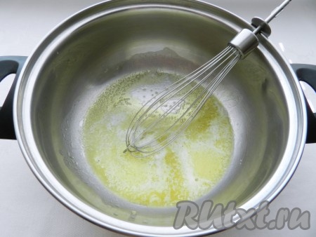 Для приготовления молочного соуса растопить сливочное масло.