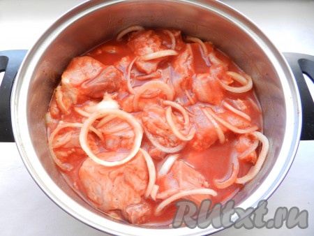 Влить томатный сок, перемешать и оставить мариноваться на 2-3 часа. 