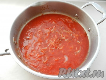Влить томатный соус и прогреть. Домашний томатный соус можно заменить покупным томатным соусом или томатной пастой, разведенной с водой в соотношении 1:1.
