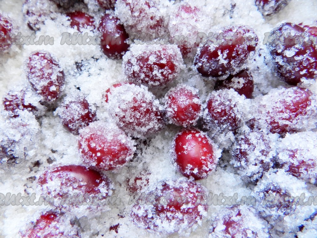 Фототзамороженые ягоды кизила.