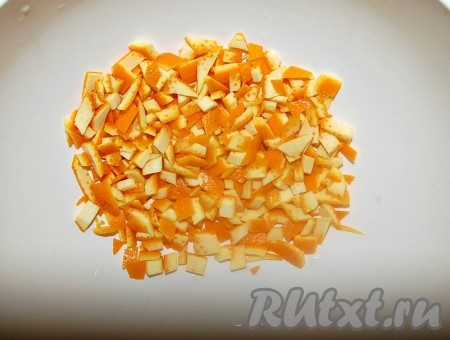 Апельсин тщательно промыть, вытереть и аккуратно срезать кожуру. Нарезать срезанную кожуру мелкими кубиками.