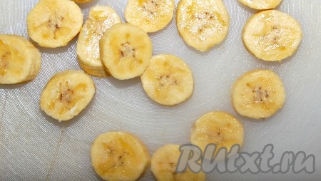 Нарезать бананы тонкими кружочками.