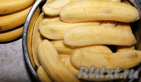Очистить бананы от кожуры.
