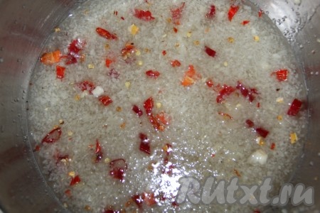 Для приготовления маринада смешать сахар, уксус, соль, чеснок, пропущенный через чеснокодавилку, и мелко рубленный острый перец.

