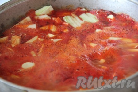 Для приготовления соуса для нашего салата в воду добавляем томатную пасту, сахар, соль, растительное масло и уксус. Доводим до кипения, в кипящий соус добавляем кабачки, нарезанные соломкой. Варим 10 минут.

