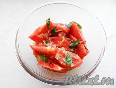 Маринадом залить помидоры аккуратно перемешать, чтобы маринад равномерно распределился, накрыть емкость с помидорами крышкой и убрать в холодильник минимум на 1 час.
