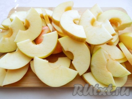 Нарезать яблоки произвольно, сердцевину можно вынимать или не вынимать - дело вкуса. Я нарезала яблоки полукольцами.