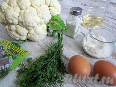 Подготовьте необходимые продукты для приготовления цветной капусты, жареной в кляре на сковороде.