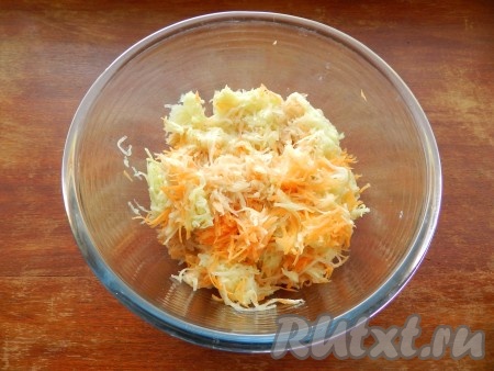 Картофель, морковь и кабачок натереть на мелкой терке. Лишнюю жидкость отжать и слить.