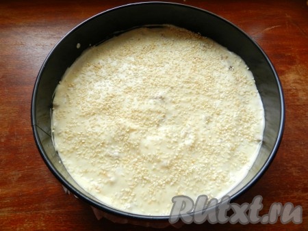 Сверху выложить оставшееся тесто и посыпать пирог кунжутом.  Выпекать пирог с мясным фаршем в разогретой до 180 градусов духовке 40-45 минут.