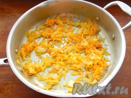 Лук мелко нарезать, морковь натереть на терке, обжарить в сковороде на растительном масле до золотистого цвета.