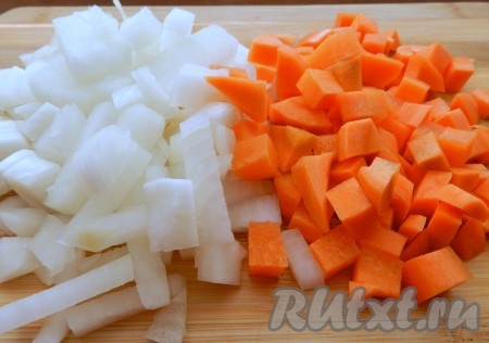 Лук и морковь нарезать кубиками.