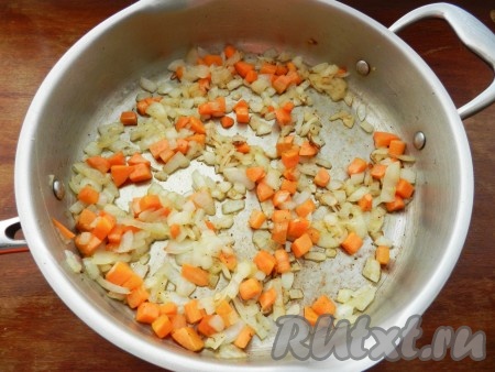 В сковороде обжарить лук и морковь до золотистого цвета.