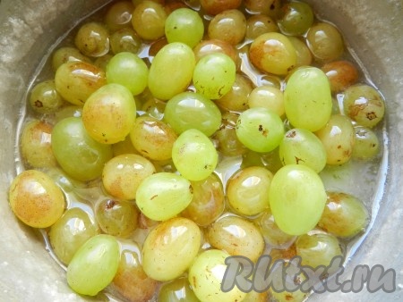 Опустить ягоды винограда в сироп, аккуратно перемешать, влить лимонный сок.
