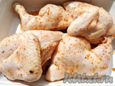 Обмазать кусочки курицы маринадом со всех сторон и оставить мариноваться на 1 час или более.