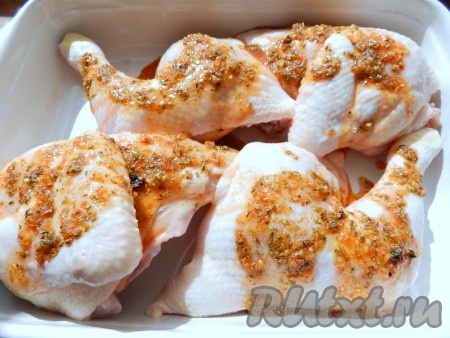 Курицу вымыть, обсушить, разрезать на четыре части. Выложить в форму для выпечки, полить маринадом.
