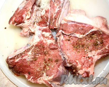 Мясо помыть ,обсушить салфеткой, натереть специями и солью.