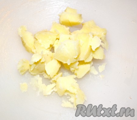 Картофель отварить, очистить от кожуры, охладить и нарезать мелким кубиком.