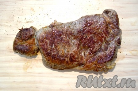 Обжаренное мясо выложить на деревянную доску или на тарелку.