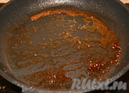 Пока говядину "отдыхает", можно заняться соусом из сливок. Для этого взять сковороду после обжаривания мяса.
