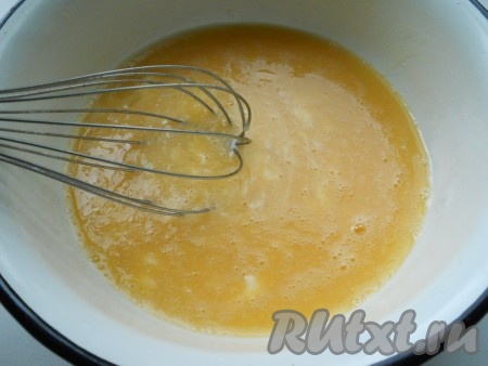 Яйца размешать венчиком с солью, добавить сметану, растопленное и охлажденное сливочное масло.