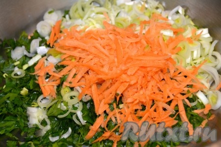 Морковь натереть на крупной терке и добавить в миску.