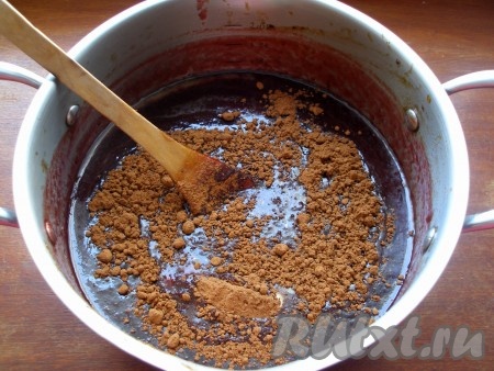 Всыпать какао, перемешать, чтобы какао растворилось, и варить еще 15 минут, не забывая помешивать.