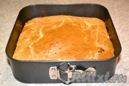 Примерно через 40 минут пирог будет готов и его можно будет вытащить из духовки.