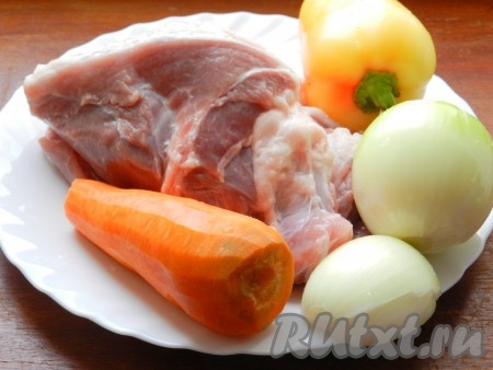 Подготовить продукты для приготовления поджарки из свинины с овощами на сковороде.