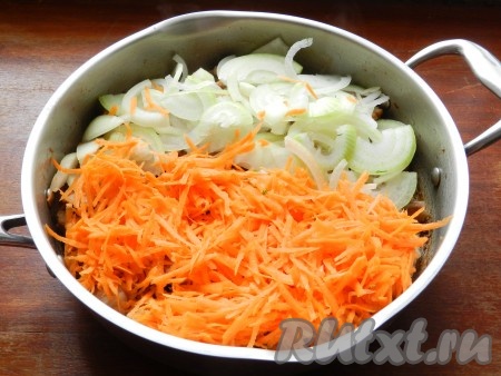 Морковку и лук очистить, удалить семена с плодоножкой из болгарского перца. Нарезать лук полукольцами, морковь натереть на тёрке. Добавить лук и морковь в сковороду с обжаренной свининой, перемешать.