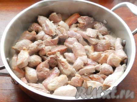 Свинину вымыть, нарезать на небольшие кусочки и выложить в сковороду, разогретую с растительным маслом.