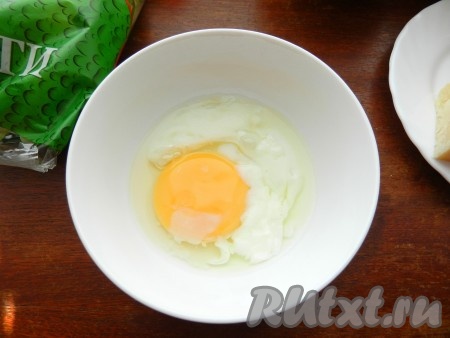Приготовить соус. Для этого яйцо опустить в кипящую воду ровно на 1 минуту. Затем разбить его в миску.