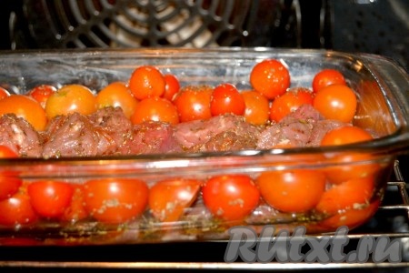 Форму с мясом и помидорами отправить в заранее нагретую до 200 градусов духовку.
