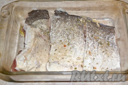 В форму для запекания налить растительное масло и уложить кусочки филе рыбы. Посолить, поперчить, посыпать любимыми специями.