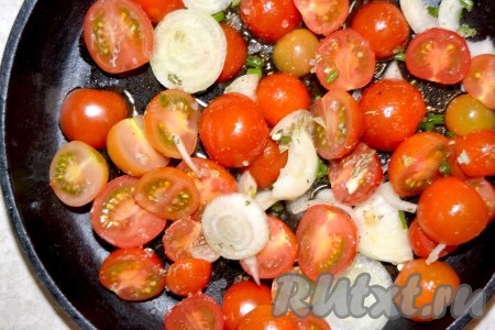 Взять сковородку или форму, в которой рыба будет запекаться. Налить в нее растительное масло (1 столовую ложку). Выложить помидоры с луком и специями, перемешать все.

