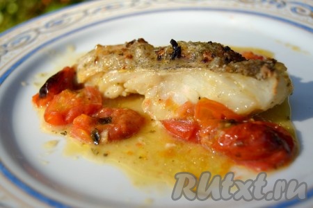 Примерно через 25 минут рыба, запеченная с помидорами, будет готова. Можно вынимать ее из духовки и раскладывать по тарелкам.