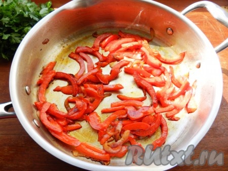 В сковороде разогреть масло, обжарить лук до прозрачности, затем добавить перец и обжарить лук и перец вместе. Посолить и поперчить по вкусу.
