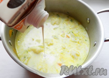 Затем влить в суп сливки, добавить тертый сыр, перемешать, довести до кипения, но не кипятить. Снять суп с огня.