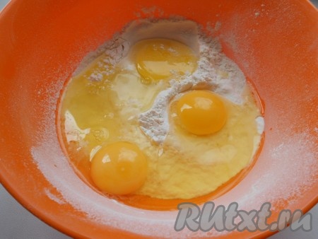 К просеянной муке добавить яйца.